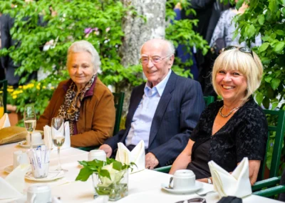 Gedeckter Tisch mit Gaesten bei Hochzeit nahe Garmisch, fotografiert bei Hochzeitsreportage.