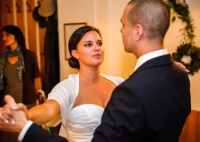Brautpaar tanzt bei Hochzeit im Restaurant Alpenblick am Staffelsee, festgehalten von einem Hochzeitsfotografen.