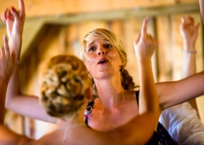 Tanzende Hochzeitsgaeste bei einer Feier im Landgasthof Stahuber Thal. Hochzeitsfotografie in Oberbayern.