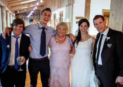 Gruppe lacht bei Hochzeit im Landgasthof Schmuck in Sauerlach. Anlass fuer Hochzeitsfotografie im Landkreis Muenchen.