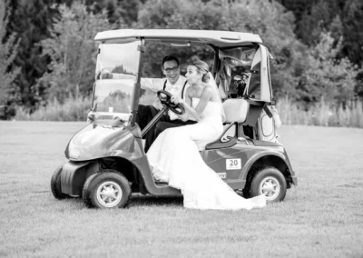Brautpaar-Portrait in Golfwagen nahe Tegernsee, festgehalten vom Hochzeitsfotograf bei der Hochzeitsreportage.