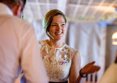 Lachende Frau bei einer Hochzeit, aufgenommen vom Hochzeitsfotograf in einem Landgasthof südlich von Muenchen.