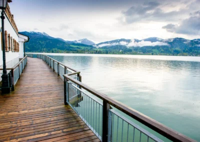 Steg am Tegernsee mit Blick auf Berge, aufgenommen bei einer Hochzeit. Hochzeitsfotografie in natuerlicher Umgebung.