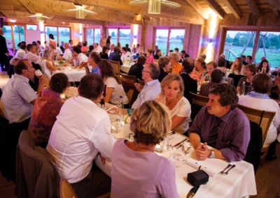 Gaste sitzen bei einer Hochzeit in Arget an Tischen im Landgasthof, festlich dekoriert, Hochzeitsreportage.