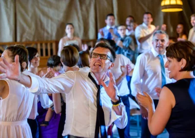 Menschen tanzen und feiern bei einer Hochzeitsfeier nahe Rosenheim. Hochzeitsfoto mit lebendiger Stimmung.