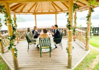 Hochzeitsfoto: Gäste speisen in Pavillon am Eibsee. Aufnahme bei einer Hochzeit nahe Garmisch in entspannter Umgebung.