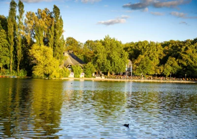 Hochzeitsfoto am Kleinhesseloher See mit Blick auf das Seehaus im Englischen Garten, Aufnahmen bei einer Hochzeit.