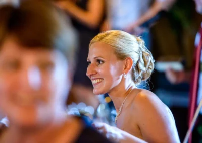 Lächelnde Braut bei einer Hochzeit im Landgasthof Stahuber Thal, festgehalten von einem Hochzeitsfotografen.