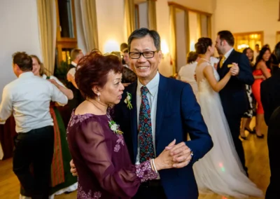 Tanzendes Paar bei Hochzeitsfeier nahe Spitzingsee, festliche Atmosphaere, Teil der Hochzeitsfotografie.