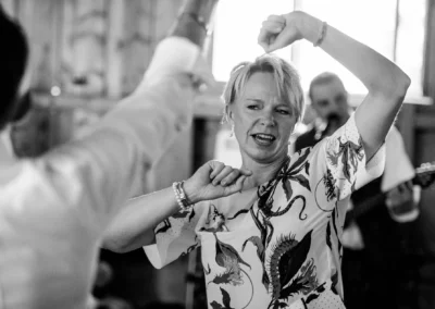 Tanzende Frau bei Hochzeit im Landgasthof Stahuber Thal, Musik im Hintergrund, Hochzeitsreportage südlich von München.