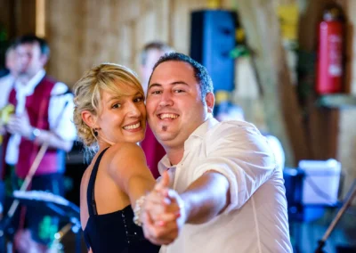 Tanzendes Paar bei einer Hochzeitsfeier im Landgasthof Stahuber Thal. Hochzeitsfotograf setzt besondere Momente fest.