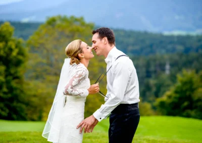 Brautpaarportrat bei Hochzeit im Freien nahe Tegernsee, aufgenommen vom Hochzeitsfotografen.