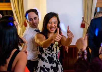 Gäste tanzen fröhlich bei einer Hochzeitsfeier nahe Spitzingsee, festgehalten von einem Hochzeitsfotografen.