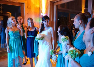 Braut und Brautjungfern in blauen Kleidern, Hochzeitsreportage Landhotel Schmuck, Arget, lachen und feiern zusammen.