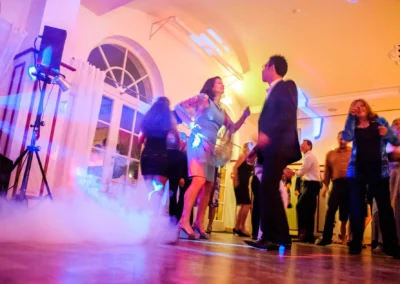 Tanzende Hochzeitsgaeste in Feierlaune bei einer Hochzeitsreportage am Starnberger See.