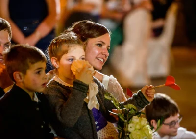 Gäste bei der Hochzeitsfeier im Hofgut zur Muehle lächeln. Hochzeit zwischen Muenchen und Rosenheim.