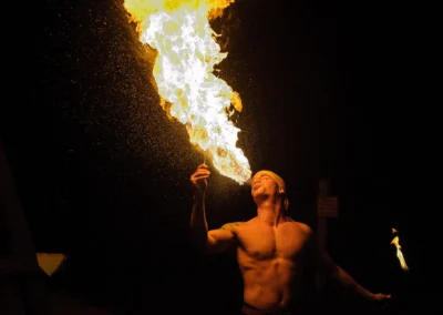 Feuerspucker bei Hochzeit im Gasthof Schmuck nahe Sauerlach. Hochzeitsfotografie mit speziellem Feuer-Act.