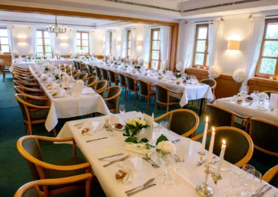 Elegante Hochzeitstafel im Margarethenhof, Waakirchen, dekoriert fuer elegante Hochzeitsreportagen nahe Tegernsee.