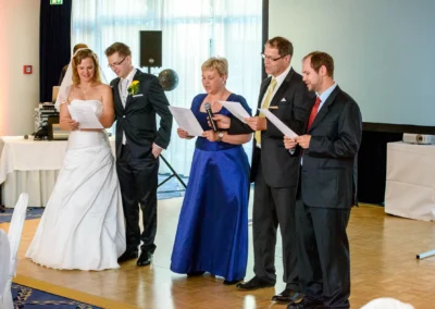 Gruppengesang bei einer Hochzeitsfeier im Hotel Vier Jahreszeiten Starnberg, festgehalten vom Hochzeitsfotografen.