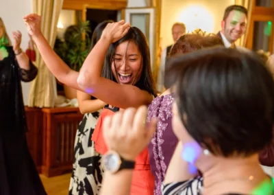 Tanzende Gaeste waehrend einer Hochzeit nahe Schliersee, festgehalten in einer lebhaften Hochzeitsreportage.