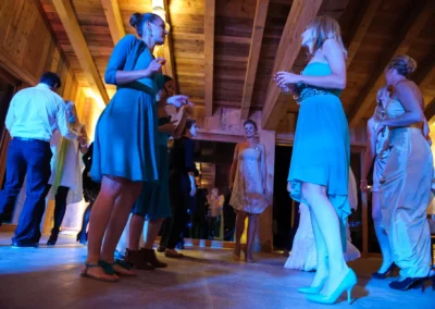 Gäste tanzen auf einer Hochzeit im Gasthof Schmuck in Sauerlach. Hochzeitsfotografie von lebendiger Feier.