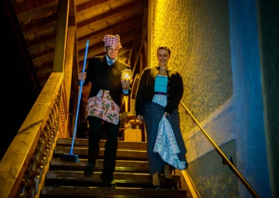 Paar in traditioneller Kleidung bei einer Hochzeit in Bruckmühl, Mann mit Besen und Glas. Hochzeitsfotografiekennzeichnung.