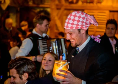 Gäste feiern bei einer Hochzeit mit Musik und Licht auf Hofgut zur Muehle. Festliche Hochzeitsreportage.