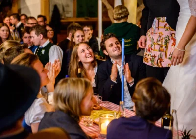 Gäste klatschen bei einer Hochzeit im Hofgut zur Muehle, festliche Stimmung und fröhliche Gesichter am Tisch.