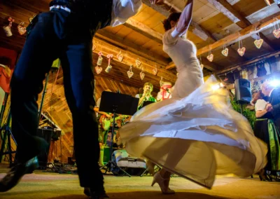 Tanzendes Brautpaar auf einer Hochzeit im Hofgut zur Muehle. Livemusik mit Trompete und Bass im Hintergrund.