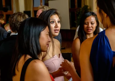 Gäste unterhalten sich bei einer Hochzeit nahe Schliersee. Hochzeitsreportage mit lebhaften Momenten.