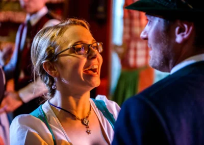 Brautpaar lacht bei Hochzeit in Hofgut zur Muehle, Hochzeitsfotografie zwischen Muenchen und Rosenheim.