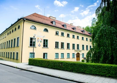 Gelbes Gebaeude vom Schloss Ismaning, idealer Ort fuer Hochzeitsfotografie nördlich von Muenchen.