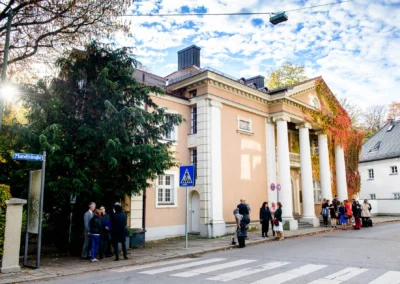 Standesamtliche Trauung in der Mandlstrasse, München: Gäste versammeln sich vor dem Gebäude für eine Hochzeitsreportage.