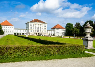 Schloss Nymphenburg in München bei sonnigem Wetter, idealer Ort für Hochzeitsfotografie im Freien.