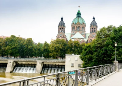 Kirche St. Lukas in Muenchen nahe Isar. Perfekter Ort fuer eine Hochzeitsreportage mit malerischer Kulisse.