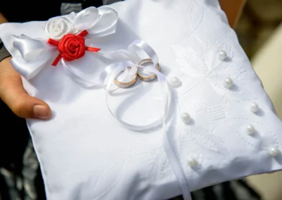 Hochzeitsfoto: Zwei Ringe auf einem weissen Kissen mit Perlen, aufgenommen bei freier Trauung in Roehrmoos bei Dachau.