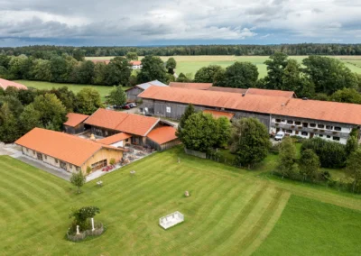 Luftaufnahme des Archehof Schlickenrieder, suedlich von Muenchen, Hochzeitsfotografie auf dem Land. Drohne im Einsatz
