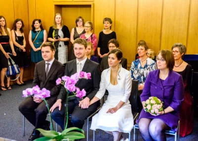 Hochzeitsfoto der standesamtlichen Trauung in Muenchen-Schwabing, Brautpaar und Gaeste im Standesamt Mandlstrasse.