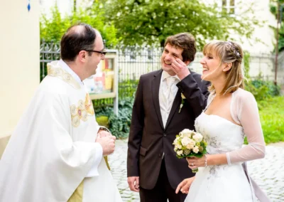 Brautpaar mit Pfarrer bei der kirchlichen Trauung, nahe Ingolstadt. Hochzeitsfotograf moechte den Moment festhalten.