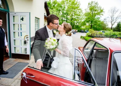 Brautpaar bei Hochzeit im Aschbacher Hof, im Auto küssend, Hochzeitsreportage von einem Hochzeitsfotografen.