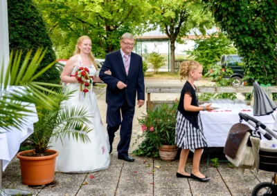 Braut mit Blumenstrauss bei freier Trauung in Roehrmoos. Hochzeitsfotografie im Dachauer Hinterland.