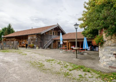 Ländliches Gebäude in Otterfing, ideal für Hochzeitsfotografie, mit rustikalem Charme und schöner Außenanlage.