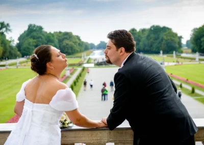 Brautpaar beim Fotoshooting im Park von Schloss Nymphenburg, Muenchen. Hochzeitsfoto mit romantischer Kulisse.