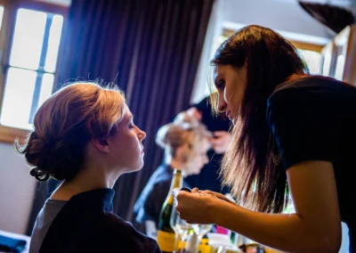 Braut beim Getting Ready in Landshut, Visagistin schminkt, Hochzeitsreportage von Hochzeitsfotograf.