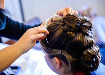 Brautfrisur beim Getting Ready, ein Diadem wird befestigt. Hochzeitsfoto nahe Dillingen, festgehalten von einem Hochzeitsfotograf.