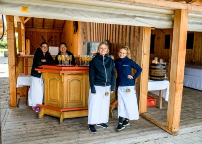 Personal bei Hochzeit im Holzpavillon mit Getraenken, aufgenommen bei Archehof Schlickenrieder, suedlich von Muenchen.