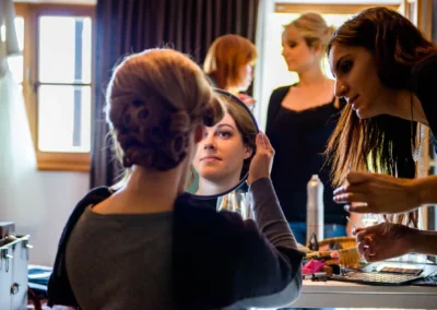 Braut beim getting ready, Make-up Stylistin in Landshut Pfettrach, Hochzeitsreportage, Hochzeitsfotografie.