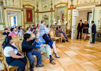 Standesamtliche Trauung bei Hochzeit im Schloss Ismaning mit wartenden Gaesten und eintretendem Brautpaar. Hochzeitsfotografie.
