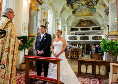 Paar bei kirchlicher Trauung in Wallfahrtskirche Wilparting, Hochzeitsfotografie im suedlichen Muenchen.