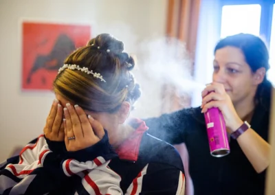 Braut beim Getting Ready nahe Donauwoerth, Haarspray wird aufgetragen, Hochzeitsfotograf, Vorbereitungen.